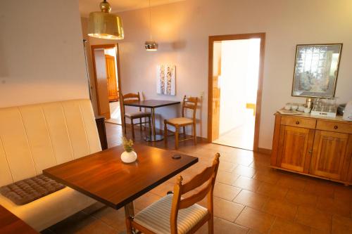 a living room with a table and a dining room at Gästehaus Mariola in Wulkaprodersdorf