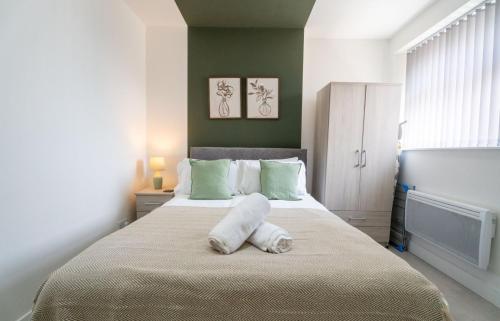 Un dormitorio con una cama con una almohada blanca. en Cohost Partners | Stylish and spacious 1Br en Newport