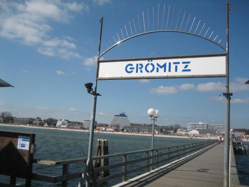 a sign on a boardwalk next to the beach at Ferienwohnung Schmidt Haffkamp in Grömitz