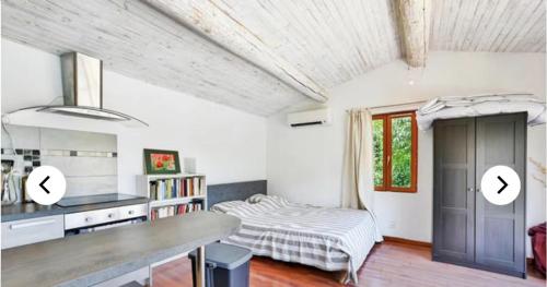 deux images d'une cuisine avec un lit dans une chambre dans l'établissement Agréable Studio indépendant de 30m2, à Avignon