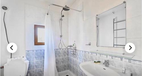 une salle de bain avec toilettes, lavabo et miroir dans l'établissement Agréable Studio indépendant de 30m2, à Avignon