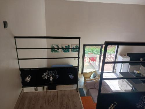 un salon avec des étagères noires et un canapé dans l'établissement Gite ALPILLES & piscine - Oliveraie Bio Mas de Cargane, à Entressen