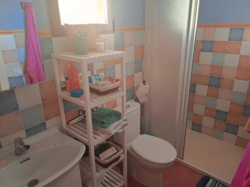uma casa de banho com um WC branco e um lavatório. em Hogar con encanto en Segorbe em Segorbe