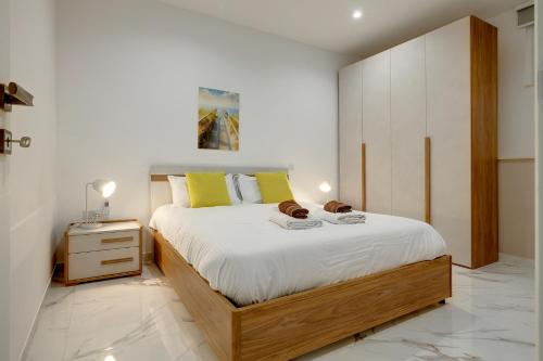 En eller flere senger på et rom på Sliema 2BR Great Location with Terrace