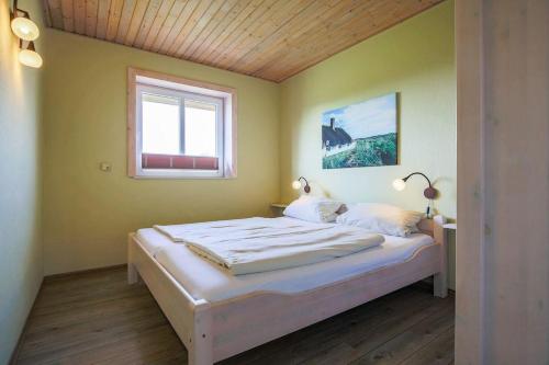a bedroom with a bed in a room with a window at Buedlfarm-Haus in Sahrensdorf