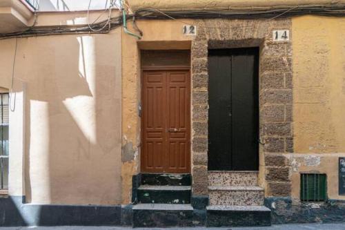 2 portes sur le côté d'un bâtiment dans l'établissement El Sueño de Cádiz by Gades Gestión, à Cadix