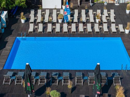uma vista sobre uma piscina com espreguiçadeiras em Maloves Resort & Spa Prywatne Apartamenty em Władysławowo