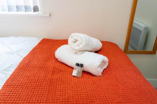 un par de toallas sentadas encima de una cama en Cohost Partners | Free Parking | Free Wifi, en Newport