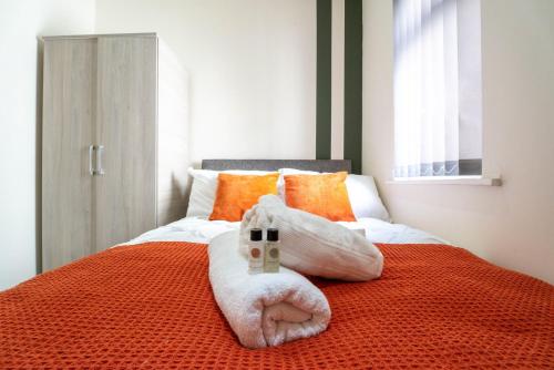 een bed met een stapel handdoeken erop bij Cohost Partners | Free Parking | Free Wifi in Newport