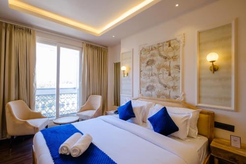 Säng eller sängar i ett rum på Infinia Stays - A Luxury Boutique Hotel