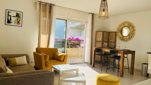 un salon avec un canapé et une table dans l'établissement Appartement Le Domaine L'ILE ROUSSE, à LʼÎle-Rousse