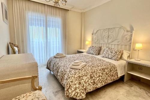 ein Schlafzimmer mit einem Bett mit zwei Handtüchern darauf in der Unterkunft Puerto Banús, seaviews, 2 bedrooms and parking in Marbella