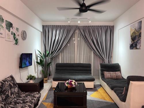 ein Wohnzimmer mit einem Sofa und einem Deckenventilator in der Unterkunft Hafizah Homestay Bangi-Kajang in Kajang