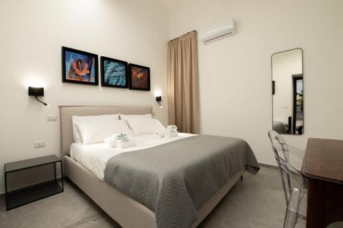 una camera da letto con un grande letto con due asciugamani di Molo del porto a Civitavecchia