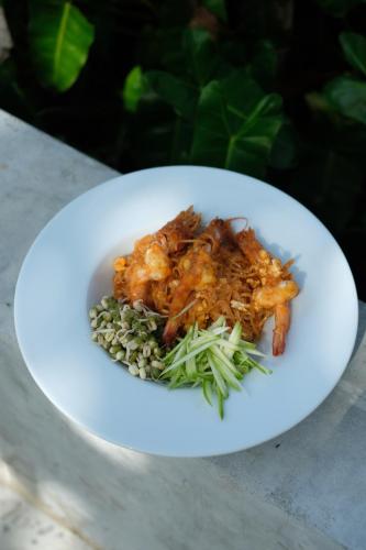 Na Sook Wellness Resort في Ao Nam Mao: طبق أبيض من الطعام على طاولة