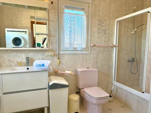 een badkamer met een toilet, een wastafel en een douche bij Villa Mari Locdenia in Denia