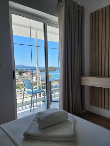 Postel nebo postele na pokoji v ubytování City Center Gjordeni Apartments