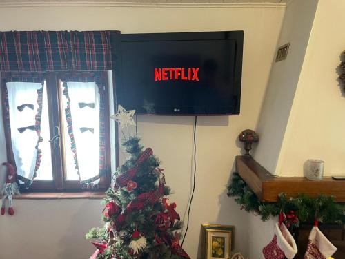 una televisione sul muro con un'insegna netflix di La casina in Voltaia a Piancastagnaio