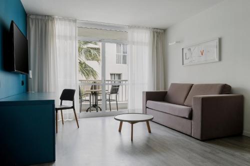 a living room with a couch and a table at Prinsotel Alba & Spa in Cala d´Or