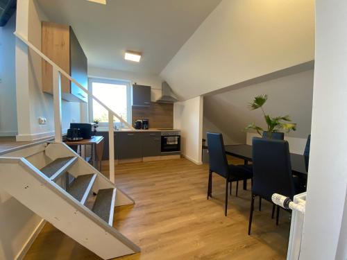 cocina y comedor con mesa y sillas en Pelster´s Apartments en Diepholz