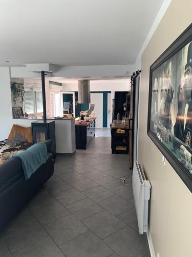 ein Wohnzimmer mit einem Sofa und einem TV in der Unterkunft Chez Guillaume et ses filles… 