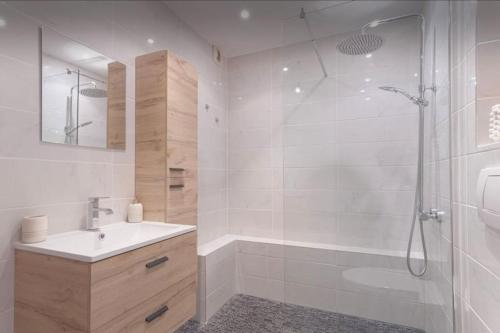 une salle de bain avec une douche, un lavabo et une baignoire dans l'établissement appartement Carré d’or 2 pas de la croisette, à Cannes