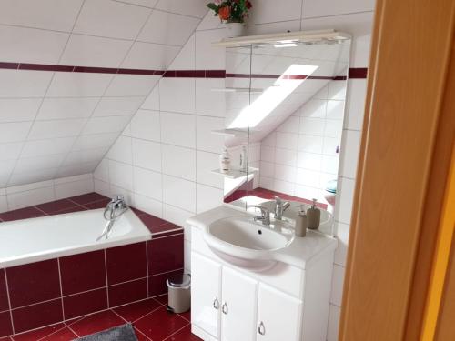 a bathroom with a sink and a bath tub at Ferienhaus Star Villa-Pälitzsee in Großzerlang