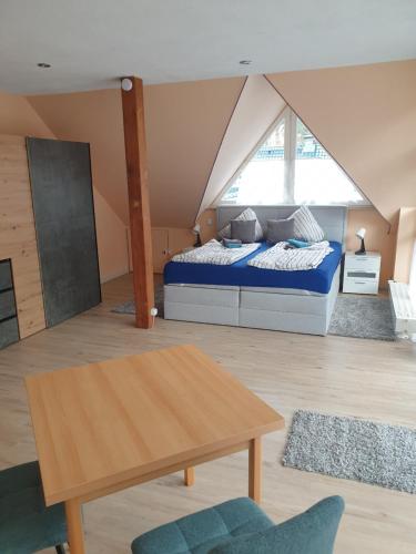 ein Schlafzimmer mit einem Bett und einem Tisch in einem Zimmer in der Unterkunft Ferienhaus Star Villa-Pälitzsee in Großzerlang
