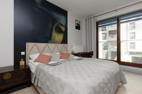 1 dormitorio con cama grande y ventana grande en Marbled Apartment Okrzei Warsaw Praga by Renters, en Varsovia