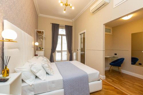 Postel nebo postele na pokoji v ubytování 52 Vespasiano Vatican Suites