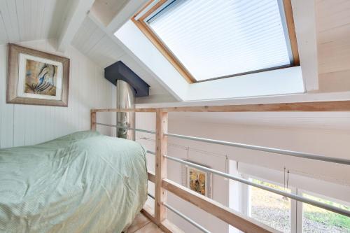 ein Schlafzimmer mit einem Bett und einem Dachfenster in der Unterkunft Douce parenthese en Vendee in Saint-Michel-en-lʼHerm