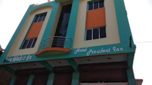 un bâtiment bleu et blanc dans l'établissement Hotel President inn Raxaul, à Raxaul