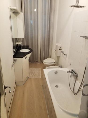 łazienka z wanną, toaletą i umywalką w obiekcie Casa Nunzia w mieście Domodossola