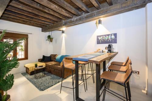 una cucina e un soggiorno con tavolo e sedie di El Patio de Toledo a Toledo
