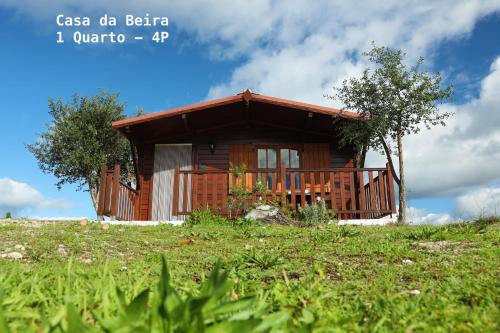 una pequeña casa en una colina con un árbol en Vila da Laje - Onde a Natureza o envolve - Serra da Estrela, en Oliveira do Hospital