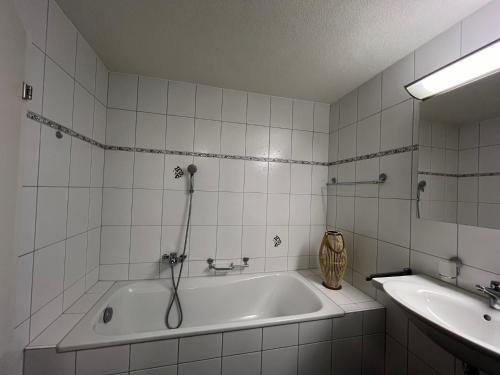 A bathroom at Spacious Cozy 2 Bedroom Apartment near Aegerisee