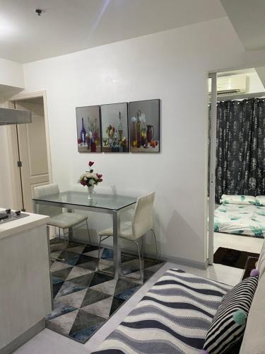 una sala da pranzo con tavolo, sedie e letto di Azure City 2 bedrooms affordable price a Manila