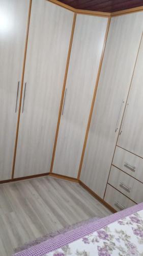 a group of four closets in a bedroom at AMPLA CASA CONFORTAVEL NO GUARUJA CASCAVEL in Cascavel