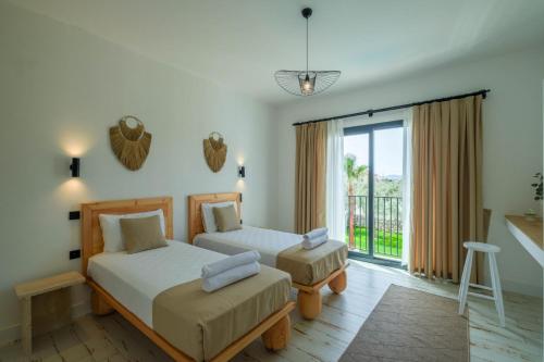 sypialnia z 2 łóżkami i balkonem w obiekcie Villa Havana w mieście Fethiye