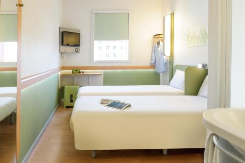 TV a/nebo společenská místnost v ubytování ibis budget Winterthur