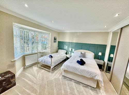 - une chambre avec 2 lits et une fenêtre dans l'établissement Stylish apartment near the centre of Harrogate, à Harrogate