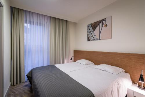 En eller flere senge i et værelse på Rest Apartments