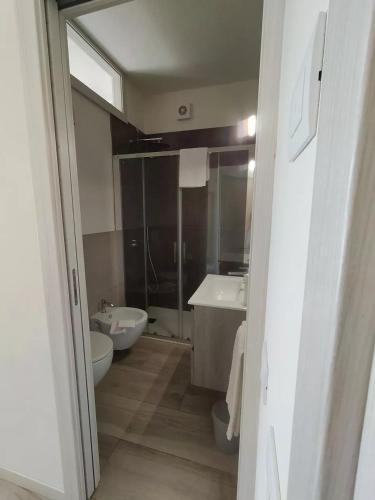 a bathroom with a sink and a toilet at Tenuta da Rino - Agriturismo Barco Menti in Vicenza