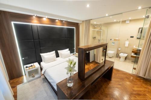 ein Hotelzimmer mit einem Bett und einem TV in der Unterkunft Onyx luxury apartments in Belgrad