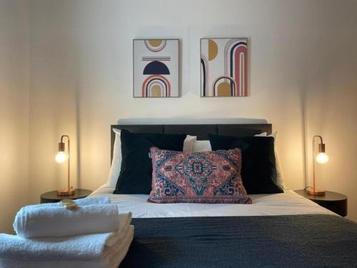 - une chambre avec un grand lit et deux lampes dans l'établissement Quaysideone bedroom apartment in Cardiff Bay, à Cardiff