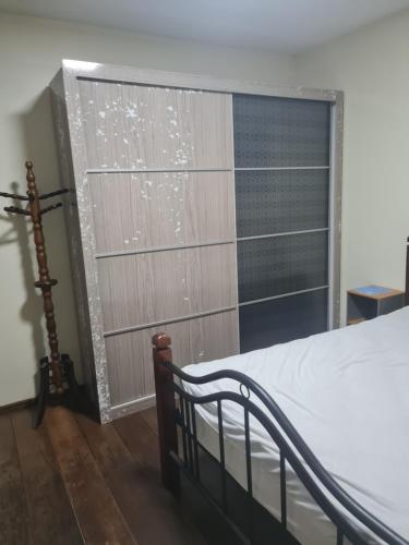 um quarto com uma janela grande e uma cama em Aluguel de quarto em Torres