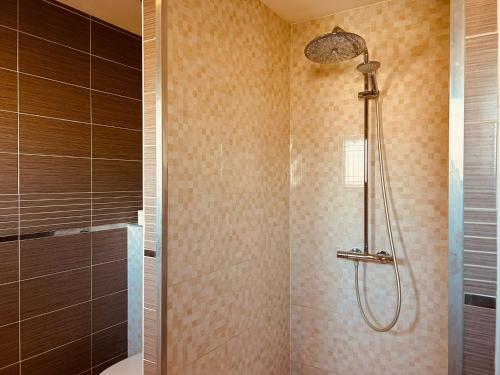 łazienka z prysznicem i toaletą w obiekcie LA MARIEFACTURE - Comme un Tour du Monde 