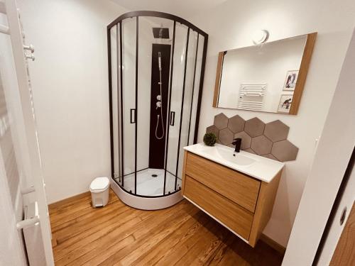 uma casa de banho com um chuveiro e um lavatório. em LA MARIEFACTURE - Comme un Art de Rire em Belleville