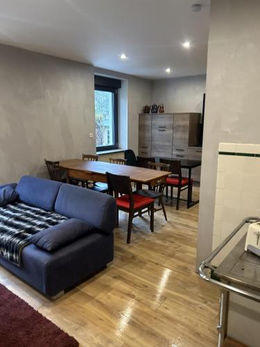 ein Wohnzimmer mit einem Sofa und einem Tisch in der Unterkunft LA MARIEFACTURE - Comme du Bon Vin in Sarreguemines