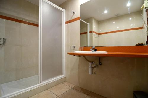 A bathroom at Nautic 1-4